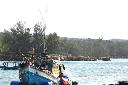 Vùng 5 Hải quân cứu kéo tàu của ngư dân Kiên Giang ra khỏi nơi mắc cạn