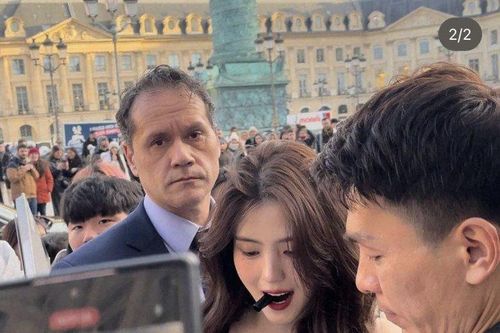 Mỹ nữ được trăm người vây kín tại Paris sở hữu dáng đồng hồ cát nhờ nhai 50 lần mới nuốt
