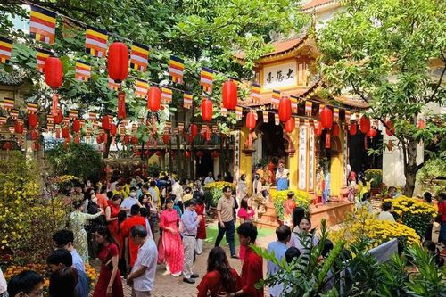 Đi chùa đầu năm: Đừng cầu xin đủ thứ, bẻ cành ngắt bông, chen lấn chụp hình