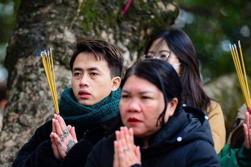 Hà Nội: Người dân vượt rét tới Phủ Tây Hồ dâng lễ ngày Rằm tháng Chạp