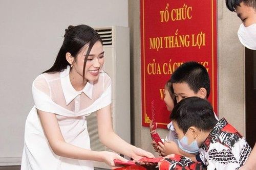 1.396 phần quà trao cho trẻ em, người lao động có hoàn cảnh khó khăn