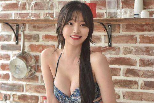 Vẻ quyến rũ của nữ streamer từng gây sốt với khuôn mặt ngây thơ và thân hình bốc lửa, gặp rắc rối vì quá đẹp