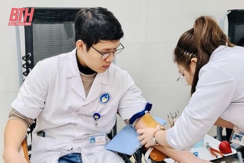 Cán bộ, nhân viên Bệnh viện Phụ sản Thanh Hóa hiến máu cứu sản phụ nguy kịch