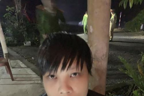 Lộ tẩy chân tướng người phụ nữ có thói quen nhận tiền qua khe cửa