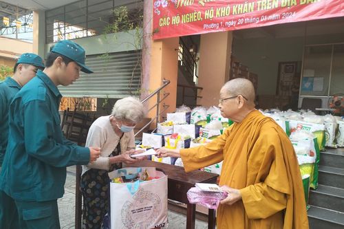 TP.HCM: Trao hơn 100 phần quà Tết đến người có hoàn cảnh khó khăn