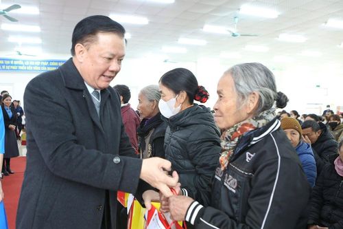 Đồng chí Đinh Tiến Dũng chúc Tết, tặng quà tại Hà Nam và Ninh Bình