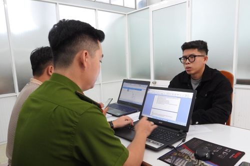 Nhiều shipper sập bẫy lừa 'đổi ngoại tệ'