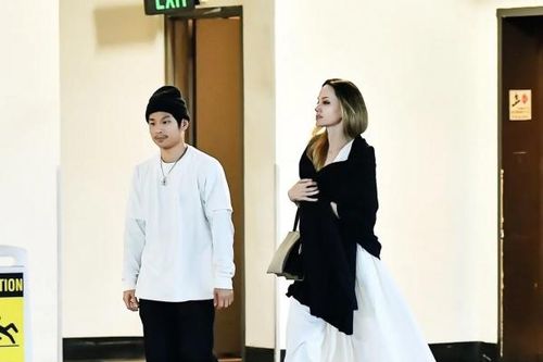 Angelina Jolie xinh đẹp với mái tóc vàng óng, đưa con trai Pax Thiên tới nhà hàng sushi