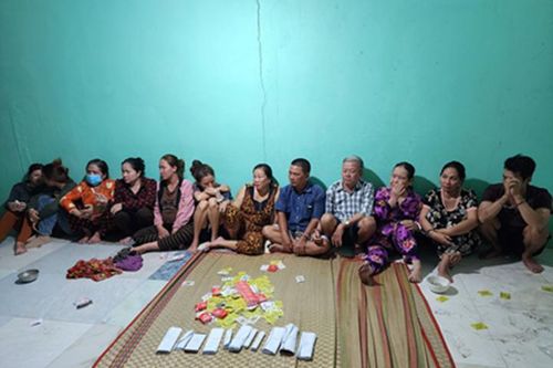 Bắt quả tang sòng bạc có nhiều 'quý bà' tham gia sát phạt