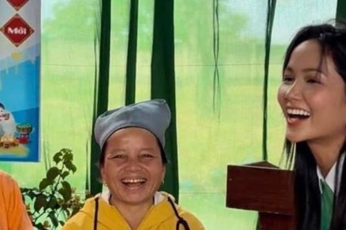 Dịp năm mới, H'Hen Niê tặng gạo nhà trồng đến bà con vùng biên giới