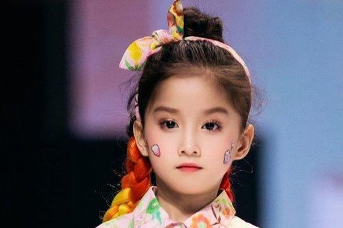 Mẫu nhí Emily Nhã Uyên khoe thần thái chuyên nghiệp trên sàn diễn