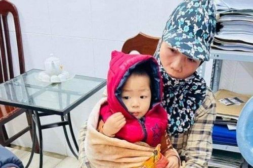 Hà Nội: Bé trai bị bỏ rơi ngoài cánh đồng giữa trời lạnh kèm lời nhắn xót xa