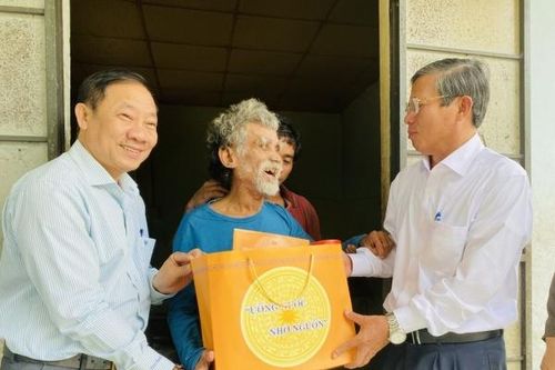 Chủ tịch UBMTTQ Việt Nam tỉnh Trần Ngọc Thanh tặng quà các gia đình người có công tại xã Khánh Nam