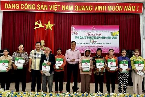Công đoàn Ngân hàng Chính sách xã hội tỉnh tặng 143 suất quà cho người nghèo và gia đình chính sách