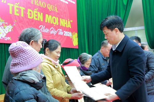 Trao quà 'Tết đến mọi nhà' tại huyện Phù Ninh, Lâm Thao, Thanh Ba
