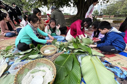 Khách quốc tế gói bánh chưng tại Phiên chợ Tết ở Đà Nẵng