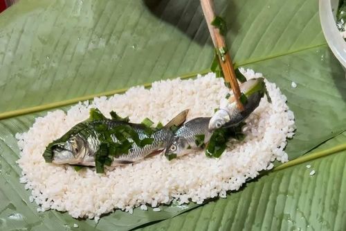 Độc lạ bánh chưng nhân cá chép đồng