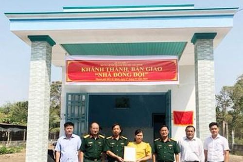 Bàn giao 'Nhà đồng đội' tặng quân nhân khó khăn