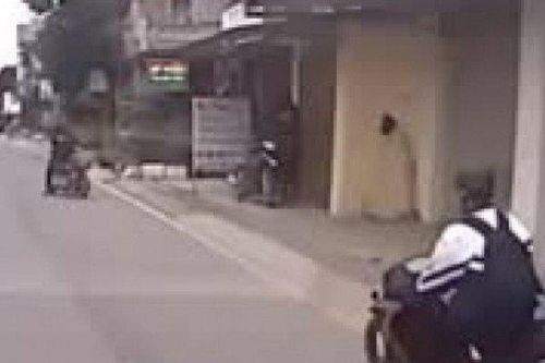 Clip: Chạy ẩu, drift xe máy tránh tông 'chướng ngại vật', tài xế gặp họa