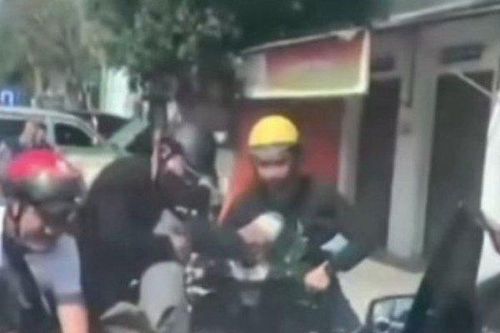 Clip: Bất ngờ kiểm tra, cảnh sát bắt quả tang thanh niên 'số má' mang theo chất cấm