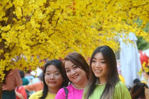 TPHCM: Chị em diện áo dài du xuân sớm tại Lễ hội Tết Việt Giáp Thìn
