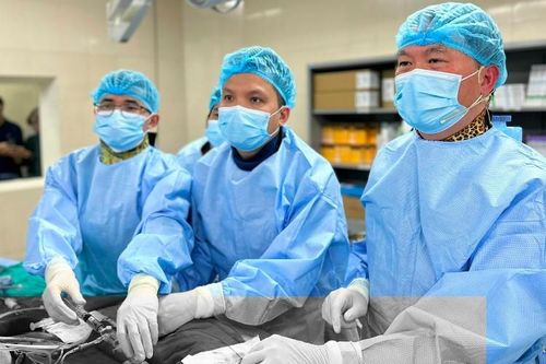 Bác sĩ Việt thực hiện ca can thiệp tim mạch phức tạp, truyền hình trực tiếp tại hội nghị quốc tế
