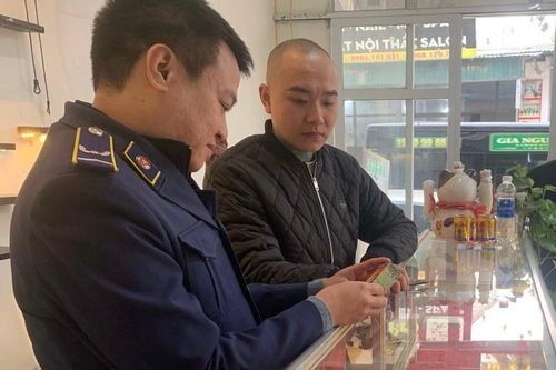 Phát hiện, xử lý vi phạm trong kinh doanh thuốc lá điện tử