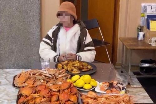 Khách đi ăn buffet, đút 10 kg hải sản vào balo mang về phải bồi thường 6,1 triệu đồng