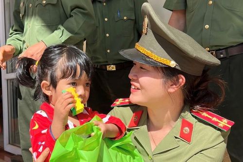 Công an Đắk Nông tổ chức tuyên truyền pháp luật và trao tặng 400 phần quà cho người dân vùng biên giới