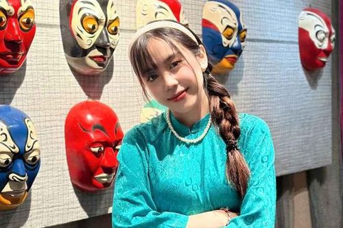 Nữ du học sinh Lào gây 'bão' mạng nhờ yêu thich văn hóa Việt Nam