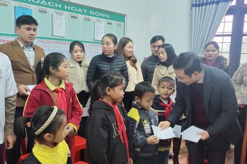 Hơn 300 phần quà dành tặng giáo viên, học sinh các trường miền núi Quảng Bình
