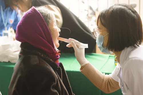 Khám sức khỏe miễn phí và tặng quà cho đối tượng chính sách người có công