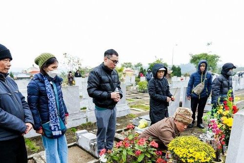 Người dân tất bật đi tảo mộ những ngày cuối năm