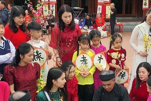 Hải Phòng: Làng nghề gói bánh chưng 'đỏ lửa' suốt dịp giáp Tết