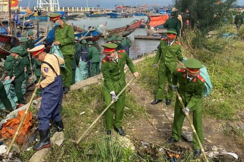 Tuổi trẻ Công an Thừa Thiên Huế ra quân nhặt rác hưởng ứng 'Ngày Chủ Nhật xanh'
