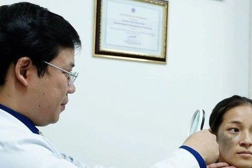 Nỗi khổ tâm của người mẹ trẻ nhiều năm không dám bỏ khẩu trang