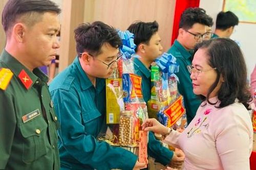 Lãnh đạo TPHCM tăng quà lực lượng vũ trang và gia đình chính sách tại Quận 5