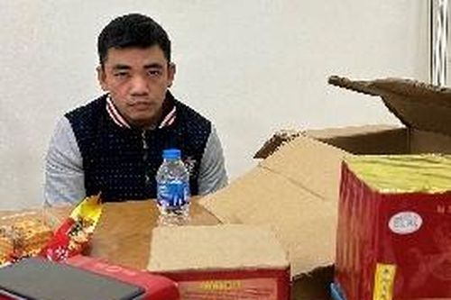 Nhận 'ship' pháo nổ với giá 700.000 đồng