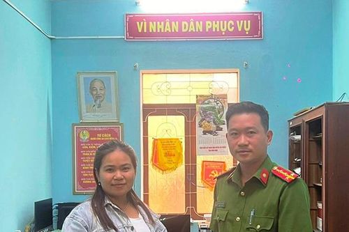 Công an tìm và trao lại tài sản cho người đánh rơi