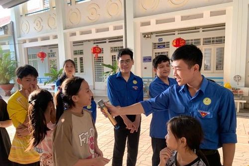 Mang 'Xuân yêu thương 2024' đến các em nhỏ và cụ già neo đơn An Giang