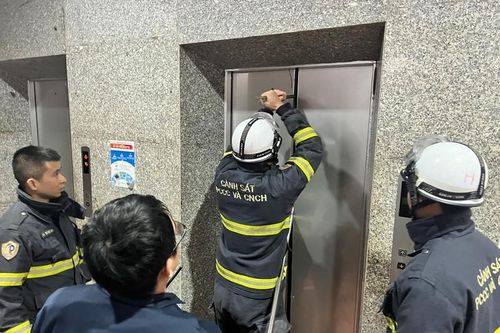 Giải cứu 7 người mắc kẹt trong thang máy ở Hà Nội