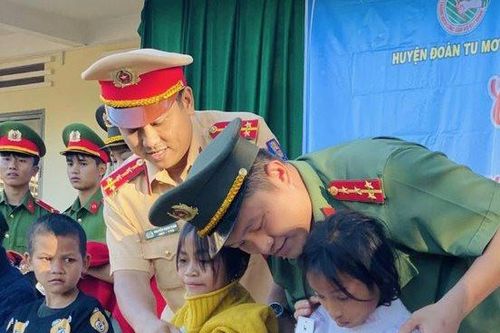 Tuổi trẻ Kon Tum tổ chức nhiều hoạt động gây quỹ, hỗ trợ trẻ em nghèo dịp Tết