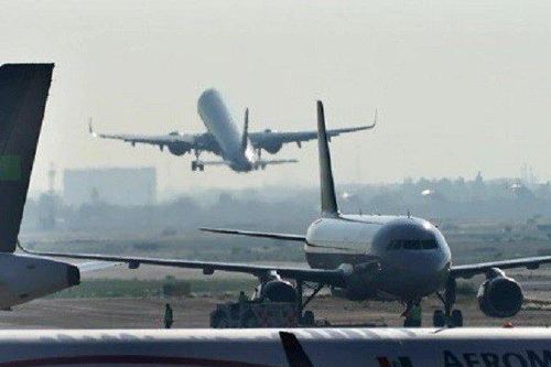 Hành khách tự ý mở cửa thoát hiểm máy bay nhưng được nhiều người ủng hộ