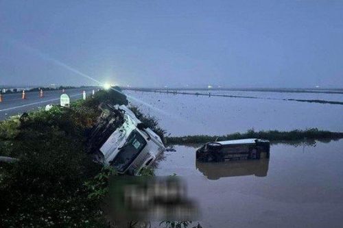 Ô tô con và xe tải va chạm kinh hoàng, 2 người tử vong