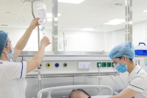 Bản tin 31/1: Chơi pháo, bé trai 12 tuổi vỡ ruột, nát tay