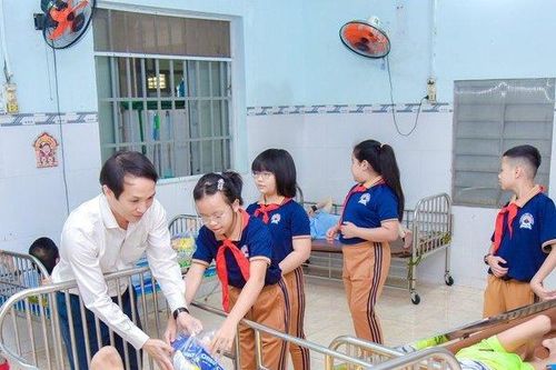 Trường TH-THCS-THPT Bùi Thị Xuân: Trao tặng quà Tết cho những hoàn cảnh khó khăn
