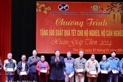 500 hộ nghèo, hộ cận nghèo huyện Yên Mô được tặng quà Tết Nguyên đán 2024