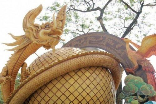 Hình ảnh 'Rồng Thần - Chim Tiên' cùng nhau ôm lấy bọc trăm trứng trên đường hoa ở TP.HCM