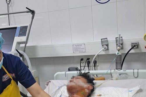 Bé trai thủng bụng, lộ nội tạng do chơi pháo