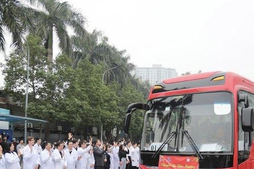 Bệnh nhân ung thư về quê đón Tết trên chuyến xe yêu thương